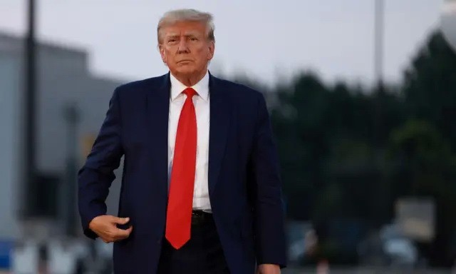 Бывший президент США Дональд Трамп прибывает в международный аэропорт Атланты Хартсфилд-Джексон после того, как он был помещён в тюрьму округа Фултон в Атланте, 24 августа 2023 года. (Joe Raedle/Getty Images) | Epoch Times Россия