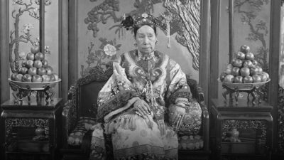 В период Цин (1644-1912) при вдовствующей императрице Цысимода на длинные ногти достигла пика. Императрица покрывала 20-ти сантиметровые ногти на безымянном пальце и мизинце красивым лаком и драгоценными камнями. (Image: viaPublicDomain)