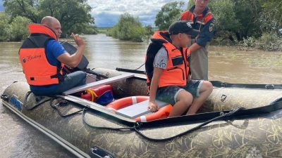 ЧС в Приморье: потоки воды сносят дома и машины (видео)