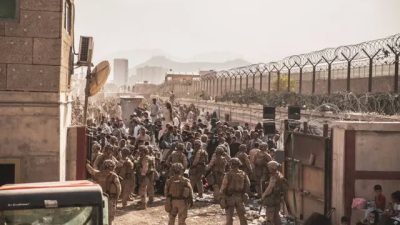 «Разбитое сердце и отвращение» семьи морских пехотинцев, погибших в Кабуле, осуждают Байдена