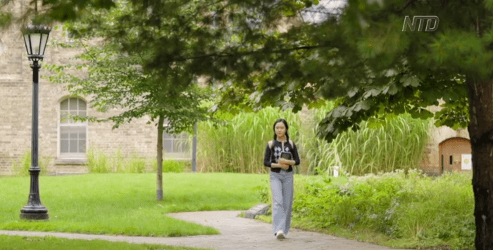 Фиона Цзи: «Если вы возвысите себя морально и станете более добродетельным человеком, тогда этот тип естественной красоты проявится в вашем внешнем облике». Скриншот/youtube.com Что делает женщину красивой: Фиона Цзи, участница конкурса красоты «Мисс NTD»