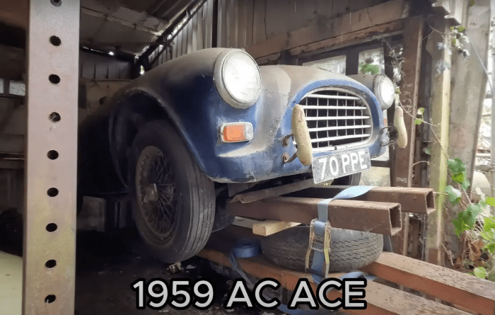 Автомобиль ACE 1959 года выпуска извлекается из сарая с помощью погрузчика. (Courtesy of Anglia Car Auctions)