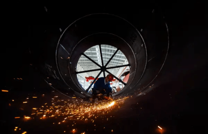 Четыре основных опасения иностранных инвесторов по поводу экономики Китая Сварка детали строительных материалов на заводе в Наньтуне, провинция Цзянсу, Китай, 16 мая 2023 года. (STR/AFP via Getty Images) | Epoch Times Россия