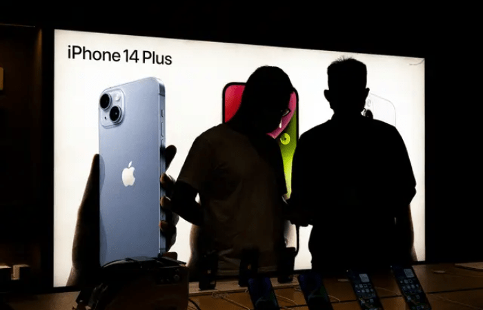 Покупатели рассматривают новый iPhone 14 в магазине Apple в Ухане, провинция Хубэй, Китай, 16 сентября 2022 года. (Getty Images) | Epoch Times Россия