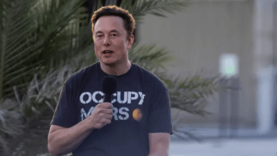 Основатель компании SpaceX Илон Маск выступает в Бока Чика Бич, штат Техас, 25 августа 2022 года. (Michael Gonzalez/Getty Images)
