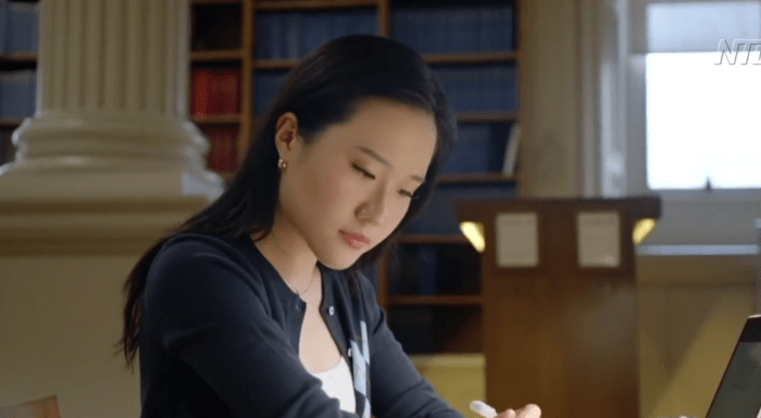 Фиона Цзи — студентка первого курса колледжа, специализирующаяся на изучении немецкого языка. Скриншот/youtube.com Что делает женщину красивой: Фиона Цзи, участница конкурса красоты «Мисс NTD»