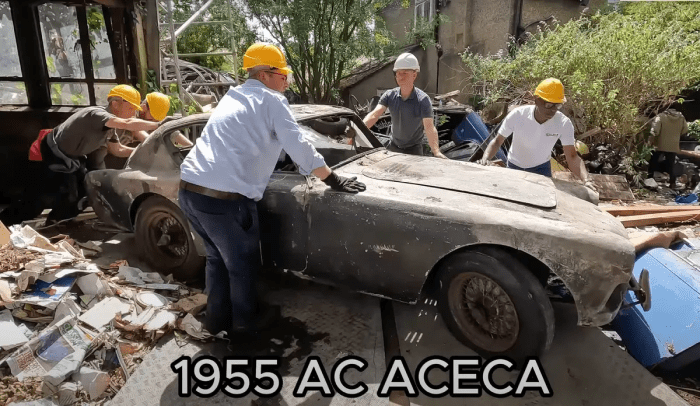 Команда Anglia Car Auctions извлекает из сарая автомобиль AC ACECA 1955 г. (Courtesy of Anglia Car Auctions)