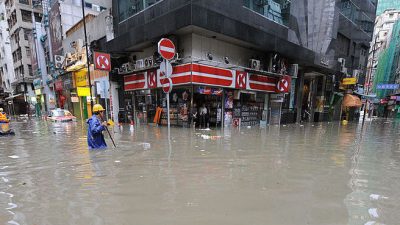 Сильнейшие с 1884 года ливни обрушились на Гонконг (видео)