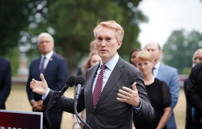 Сенатор противостоит китайским программам хищнического кредитования Сенатор Джеймс Лэнкфорд (республиканец от штата Оклахома) выступает на митинге в честь годовщины Доббса на Сенатском болоте в Вашингтоне 20 июня 2023 года. (Madalina Vasiliu/The Epoch Times) | Epoch Times Россия