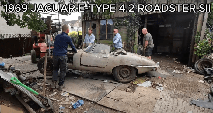 Автомобиль Jaguar E-Type 1969 года выпуска извлекается из сарая, где Дэвид Браун хранил свою коллекцию. (Courtesy of Anglia Car Auctions)