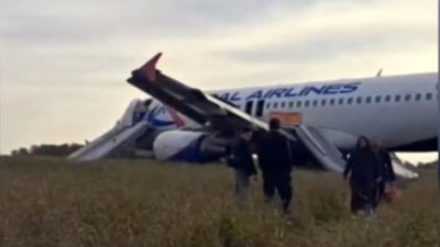 Глава «Уральских авиалиний» рассказал об экстренной посадке пассажирского самолёта в поле (видео)