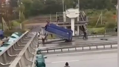 Во Владивостоке самосвал снёс огромный виадук, рухнувший на трассу (видео)