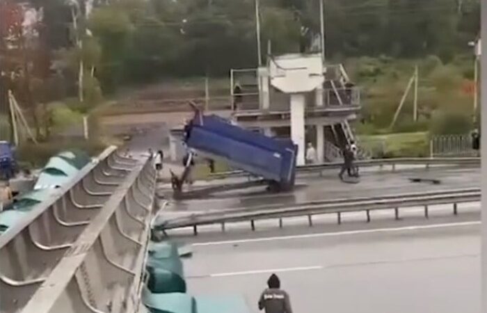 Во Владивостоке самосвал снёс огромный виадук, рухнувший на трассу (видео) авария