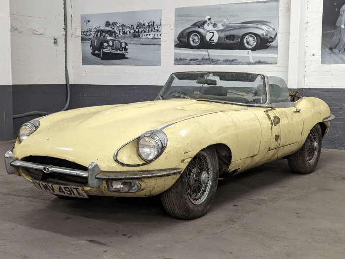 Частично отреставрированный Jaguar E-type 4.2 SII Roadster SII 1969 г., готовый к продаже на аукционе. (Courtesy of Anglia Car Auctions)