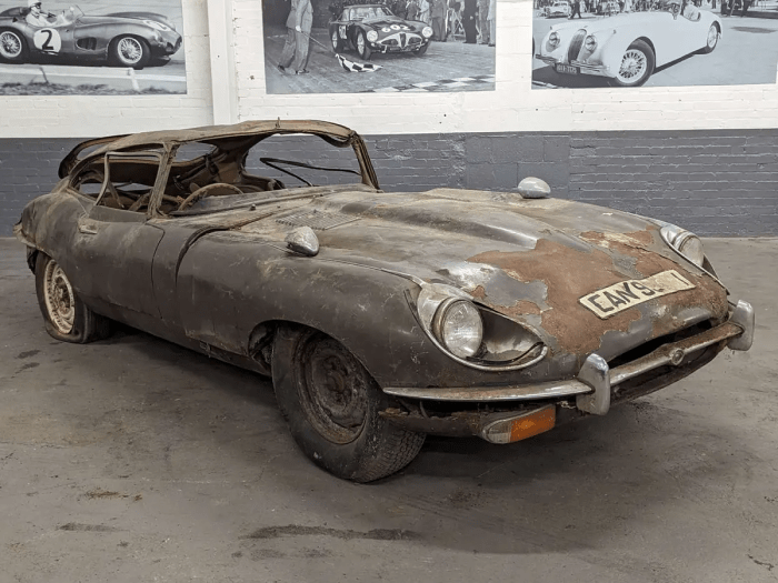Частично отреставрированный Jaguar E-type 4.2 SII Roadster 1969 г., готовый к аукциону. (Courtesy of Anglia Car Auctions)