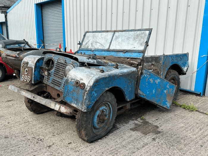 Запущенный Land Rover Series I 1951 года выпуска потребует некоторой работы для полного восстановления. (Courtesy of Anglia Car Auctions)