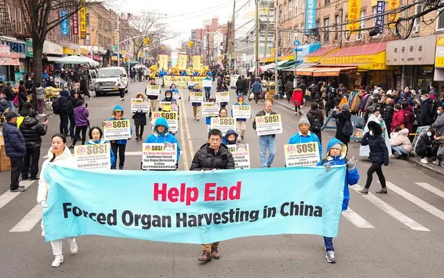 Последователи Фалуньгун проводят парад, чтобы повысить осведомлённость о преследовании их духовной практики китайскими властями. Бруклин, штат Нью-Йорк, 26 февраля 2023 года. (Larry Dye/The Epoch Times)  | Epoch Times Россия