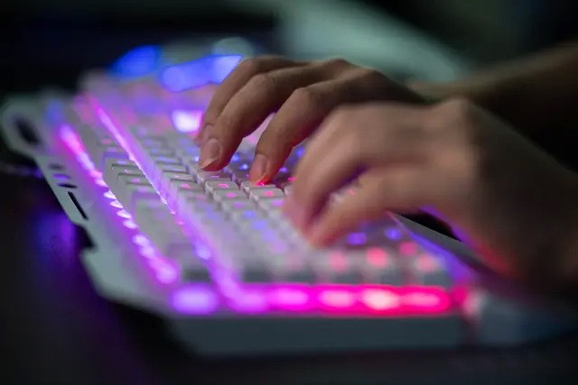 Как китайские хакеры взломали электронную почту правительственных чиновников США Китайский хакер за компьютером в офисе в Дунгуане, южная провинция Китая Гуандун, 4 августа 2020 г. (Nicolas Asfouri/AFP via Getty Images)
| Epoch Times Россия