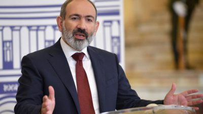 Пашинян покинул здание правительства по коридору спецназа