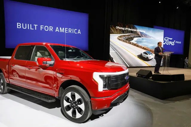 Генеральный директор Ford Джим Фарли объявляет на пресс-конференции в Ромулусе, штат Мичиган, что Ford Motor Company будет сотрудничать с Contemporary Amperex Technology Co. Ltd. (CATL) с целью создания завода по производству аккумуляторов для электромобилей в Мичигане 13 февраля 2023 года. (Bill Pugliano/Getty Images)

