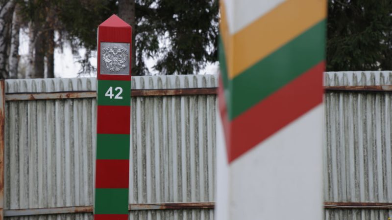 Фото: Литовский (справа) и российский пограничные знаки вдоль границы с Калининградом, 28 октября 2022 года в Виститисе, Литва.  (Sean Gallup/Getty Images) 
 | Epoch Times Россия