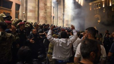 В Ереване проходят массовые протесты против премьера Никола Пашиняна (видео)