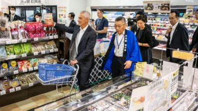 Посол США посетил Фукусиму, чтобы поесть рыбы после сброса радиоактивных вод