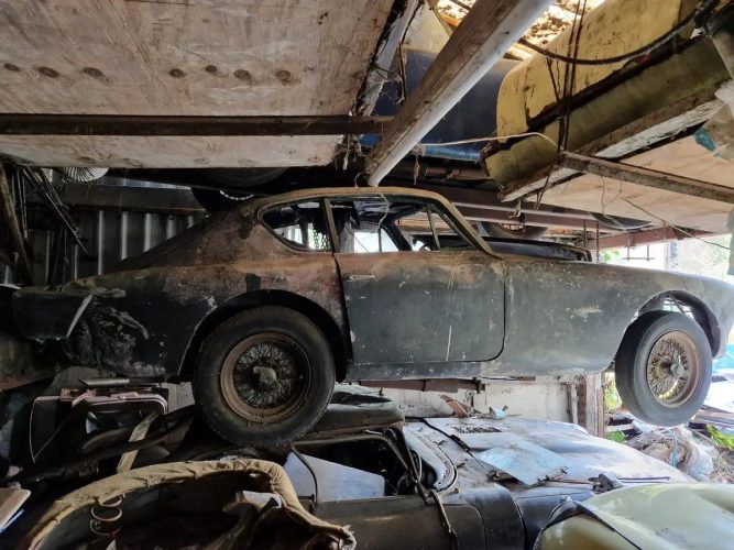 Заброшенные классические автомобили в ветхом сарае на юге Англии. (Courtesy of Anglia Car Auct
