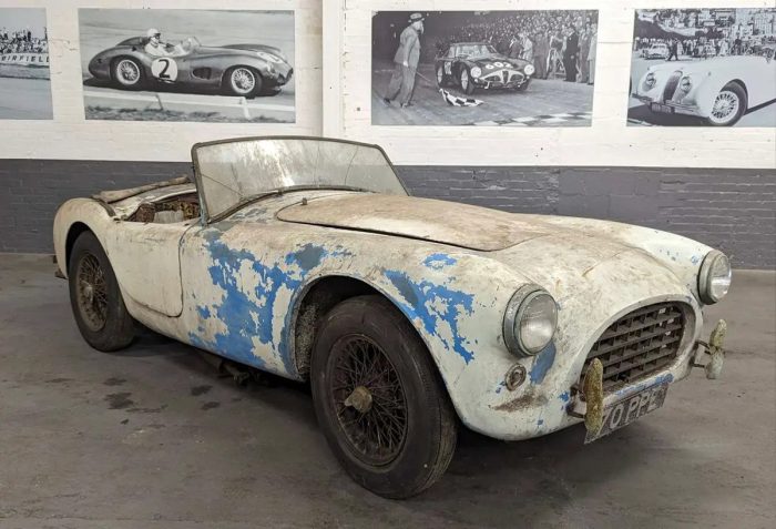 Автомобиль AC ACE Bristol 1957 г. выпуска выставлен на аукцион после частичной реставрации. (Courtesy of Anglia Car Auctions)