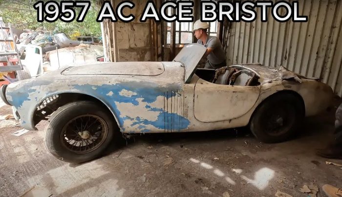 Автомобиль AC ACE Bristol 1957 года выпуска выходит из заброшенного сарая на одном из участков на юге Англии. (Courtesy of Anglia Car Auctions)