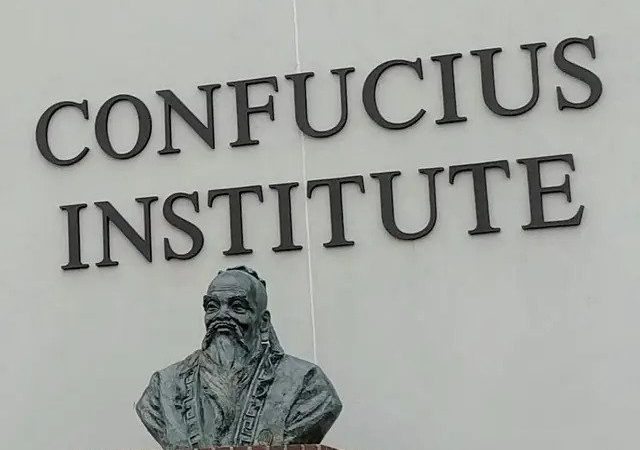 Бюст Конфуция перед зданием института Конфуция в кампусе Университета в городе Трой, штат Алабама, 16 марта 2018 года. (Kreeder13 via Wikimedia Commons, CC BY-SA 4.0) | Epoch Times Россия