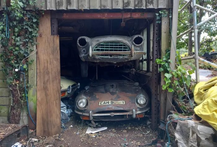 Старинные автомобили в полуразрушенном сарае. (Courtesy of Anglia Car Auctions)