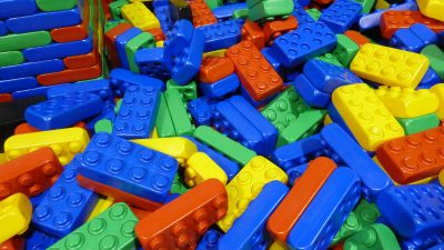 Компания Lego отказалась производить детали из переработанных бутылок