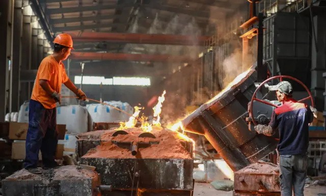 Рабочие в литейном цехе на заводе в Ханчжоу, восточная провинция Чжэцзян, 15 июля 2023 года. (STR/AFP via Getty Images)
 | Epoch Times Россия