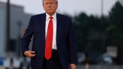 Бывший президент США Дональд Трамп прибывает в международный аэропорт Атланты Хартсфилд-Джексон после того, как он был помещен в тюрьму округа Фултон в Атланте, 24 августа 2023 года. (Joe Raedle/Getty Images)