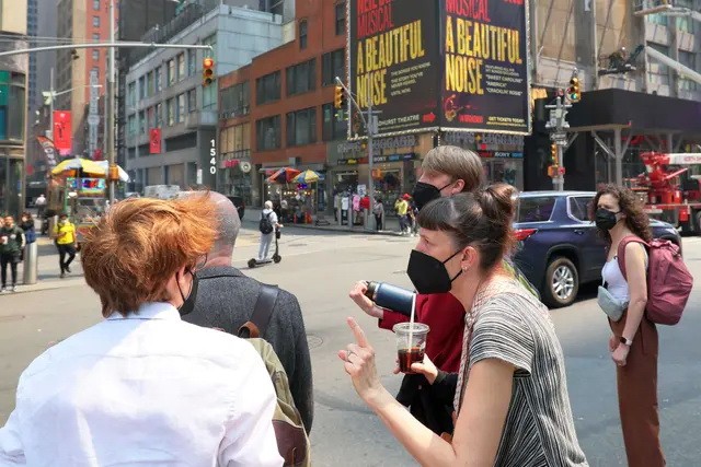 Почему инициаторы COVID-изоляции не признают свою неправоту? Люди на Таймс-сквер, Нью-Йорк, 8 июня 2023 года. (Michael M. Santiago/Getty Images) | Epoch Times Россия