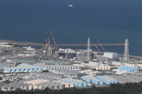 Резервуары, используемые для хранения очищенной воды на повреждённой атомной электростанции TEPCO «Фукусима Дайити» в Окуме, префектура Фукусима, 24 августа 2023 года. (STR/JIJI Press/AFP via Getty Images)