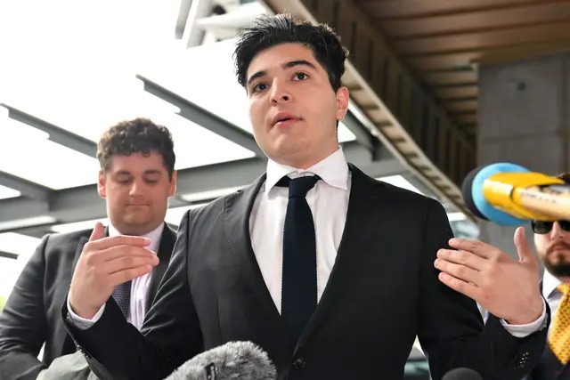 Дрю Павлоу разговаривает с представителями СМИ у здания окружного суда Брисбена в понедельник, 10 августа 2020 г. (AAP Image/Darren England)
 | Epoch Times Россия