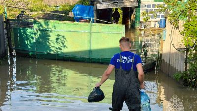 Школьники Приморья на линейку поплыли на лодке (видео)