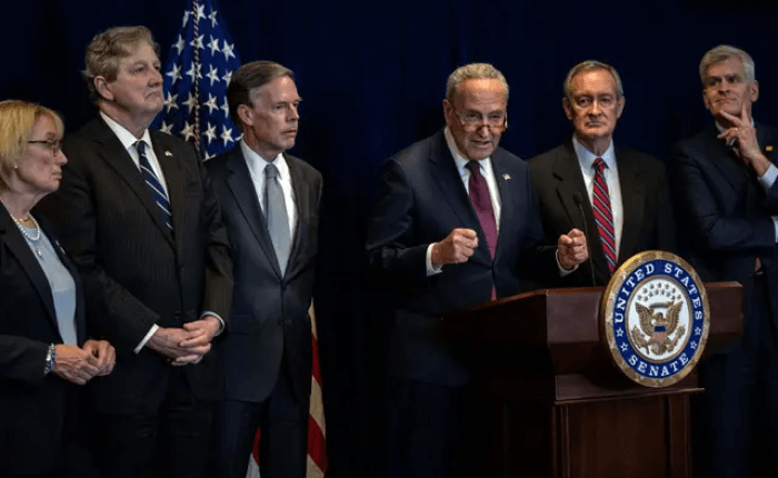 Лидер большинства в Сенате Чак Шумер (демократ от Нью-Йорк) выступает на пресс-конференции с сенатором Мэгги Хассан (демократ от Нью-Йорк), сенатором Джоном Кеннеди (R-La), послом США в Китае Николасом Бернсом, сенатором Майком Крапо (республиканец от Айдахо) и сенатором Биллом Кэссиди (республиканец от Луизианы) в Пекине 9 октября 2023 года. (Kevin Frayer/Getty Images) | Epoch Times Россия