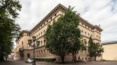 Латвия намерена конфисковывать у россиян машины для передачи их  Украине