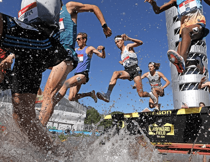 Бег с препятствиями на чемпионате США по лёгкой атлетике 2022 г. Недостаток уверенности в себе может ухудшить способность спортсмена воспринимать ситуацию как вызов, а не как угрозу. (Sean M. Haffey/Getty Images) Команда-победитель должна избавиться от слабых и усилить сильных… Проблема в том, что это не работает!