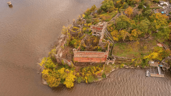 Руины призрачного замка Баннерман на необитаемом острове