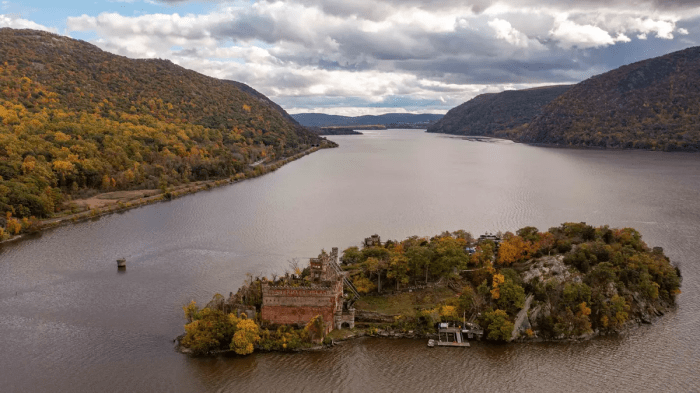 Руины призрачного замка Баннерман на необитаемом острове