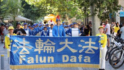 Парады в Афинах привлекли внимание общественности к преследованию в Китае