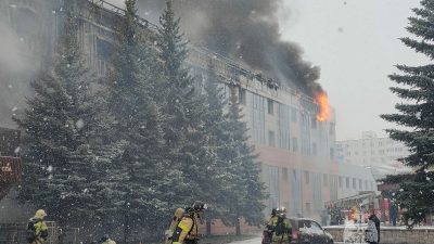 От мощного пожара в отеле Татарстана люди спасались босиком по снегу (видео)
