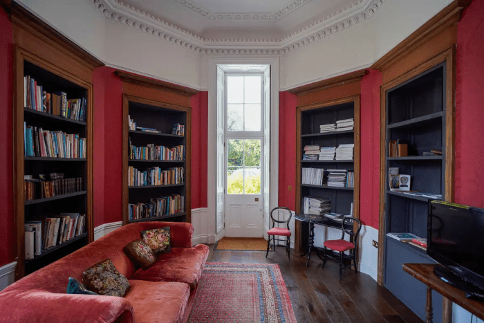 (SWNS) Супруги купили ветхий особняк, служивший притоном. После реставрации 200-летний дом получил высокие награды