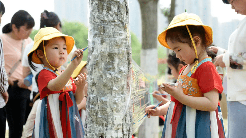 Дети рисуют в парке в Международный день защиты детей в Хайане, восточная провинция Китая Цзянсу, 1 июня 2022 года. (STR/AFP via Getty Images) | Epoch Times Россия