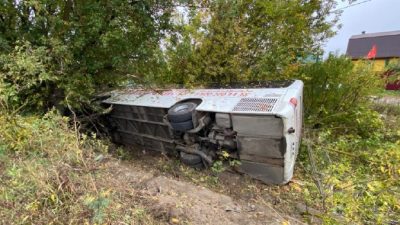 В Подмосковье опрокинулся школьный автобус с 30 детьми (видео)