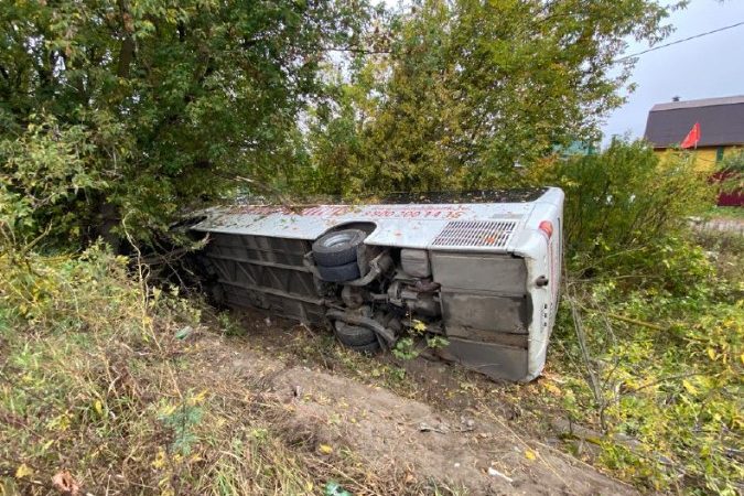 В Подмосковье опрокинулся школьный автобус с 30 детьми (видео) автобус